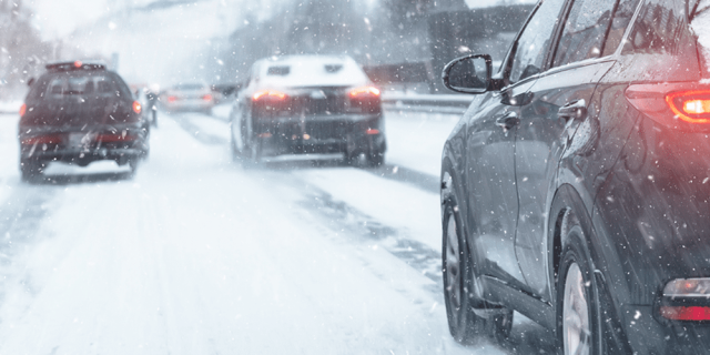 Automovilies conducen en clima con nieve