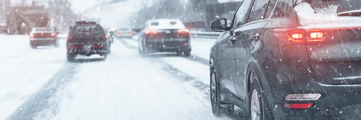 Automovilies conducen en clima con nieve